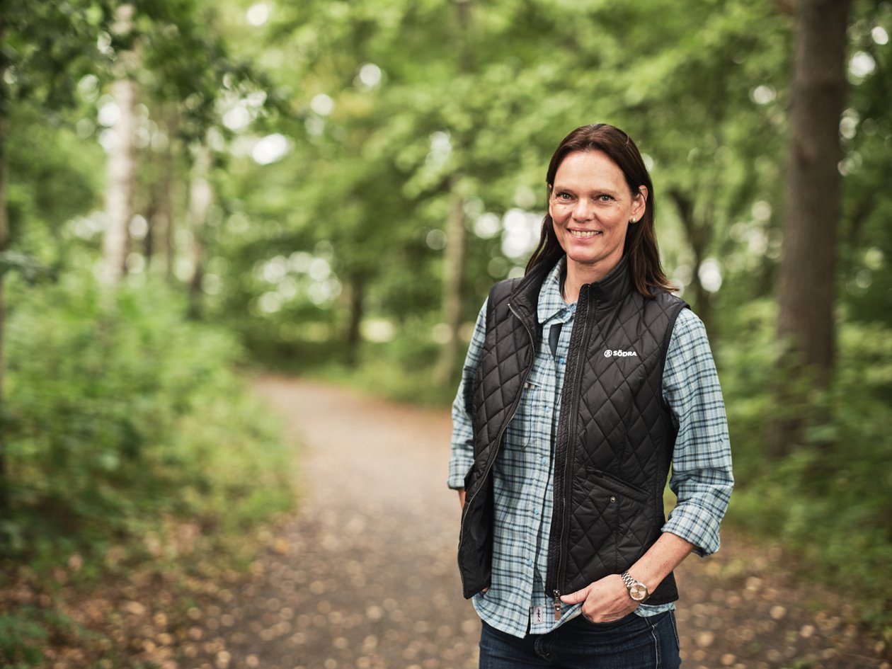 Catrin Gustavsson, skog i bakgrund