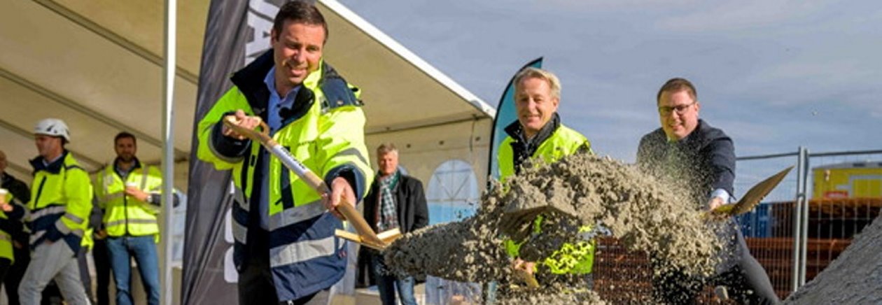 Första spadtaget bid byggnationen av Lagerkransen i Brunnshög.