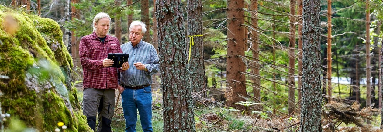 Inspektor Erik Alne och medlemmen Sven Olsson på hans ägor i Söderköping.