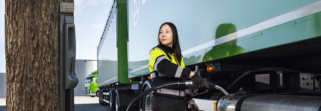 Kvinna tankar en lastbil med biodrivmedel från skogen Södra Cell Bioproducts