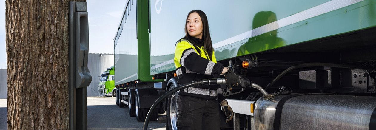 Kvinna tankar en lastbil med biodrivmedel från skogen Södra Cell Bioproducts