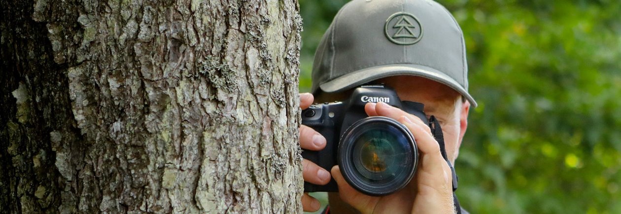 Bilder på Mattias Strömberg som fotograferar.