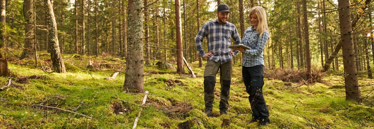 Skogsinspektor medlem 2020. 
Från vänster Albin Carlsson, skogsinspektor Åsa Andersson.