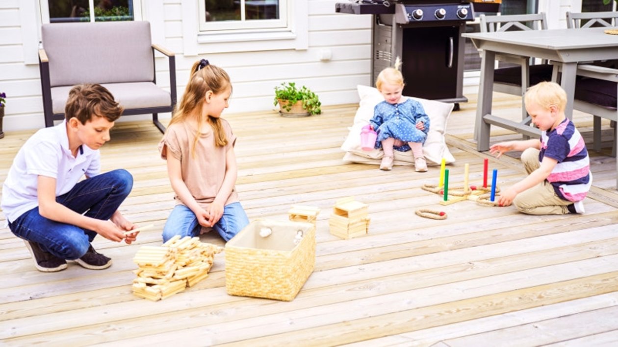 Barn leker på trallgolv