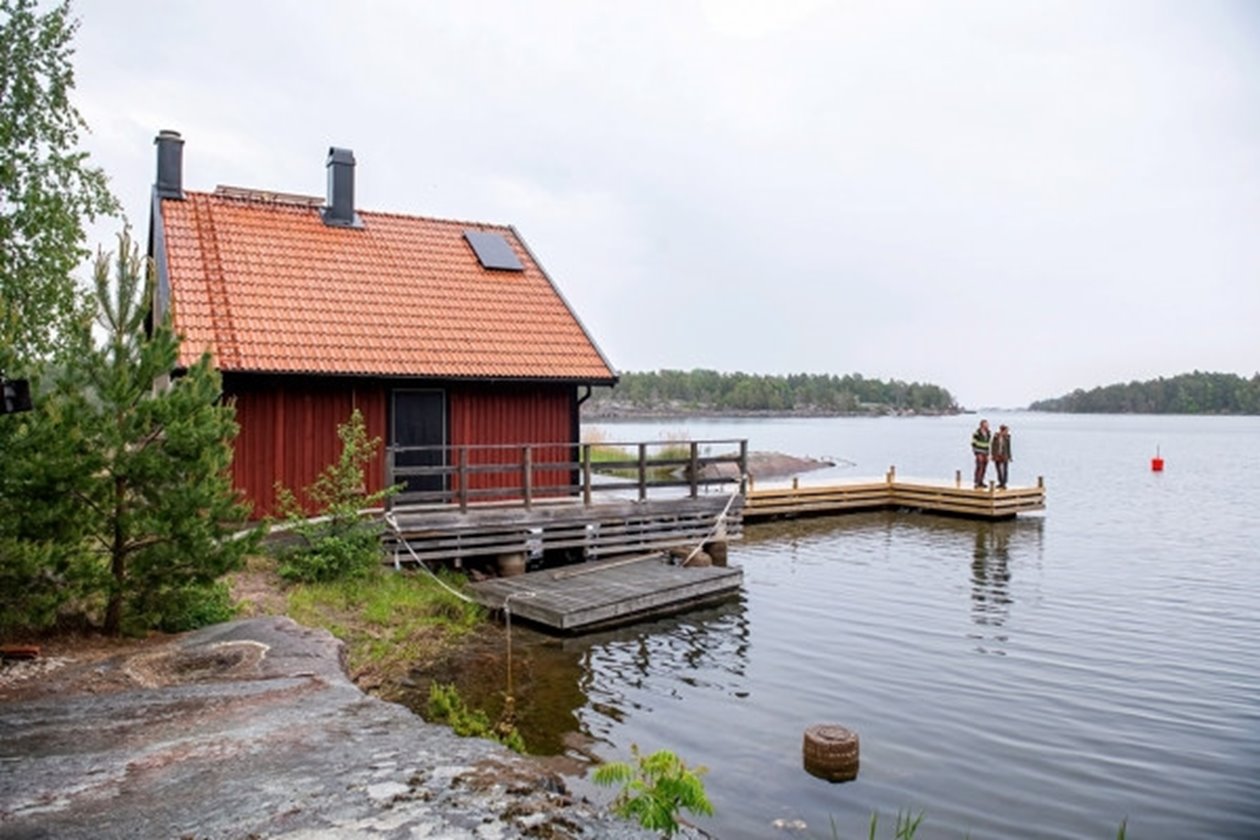 Reportage hos Södramedlemmarna Anna-Karin Swärd och Ulf Hultqvist på Våneviks gård juni 2022. Båthuset, utan el, avlopp och rinnande vatten, hyrs ut som Eremitstuga.