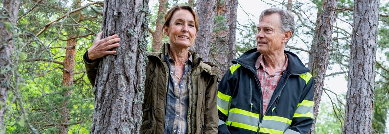 Reportage hos Södramedlemmarna Anna-Karin Swärd och Ulf Hultqvist på Våneviks gård juni 2022. Anna-Karin Swärd och Ulf Hultqvist tror att skogen kommer att ha en ännu viktigare roll i framtiden och därför färgar cirkularitet och hållbarhet allt de håller på med.