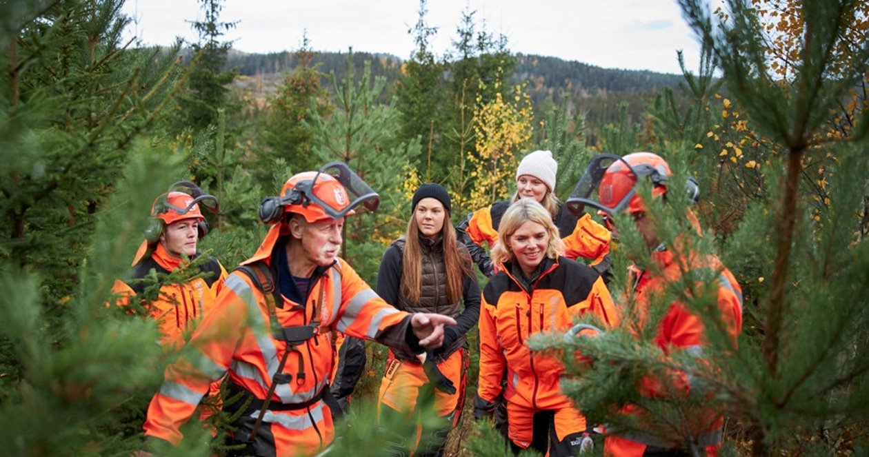 Bild från reportage med Anders Roman, ledamot i Södras styrelse. Södrakontakt nr 4 2019.
Bildtext: Familjedag i Skogen. Till vänster Edvin Jabeskog samt Jan Johansson.

A group of people visiting a forest being led by Anders Roman, a member of Södras board of directors. from Södra Kontakt nr. 4 2019.
Image text: Family day in the forest. 

The two people on the left: Edvin Jabeskog and Jan Johansson.