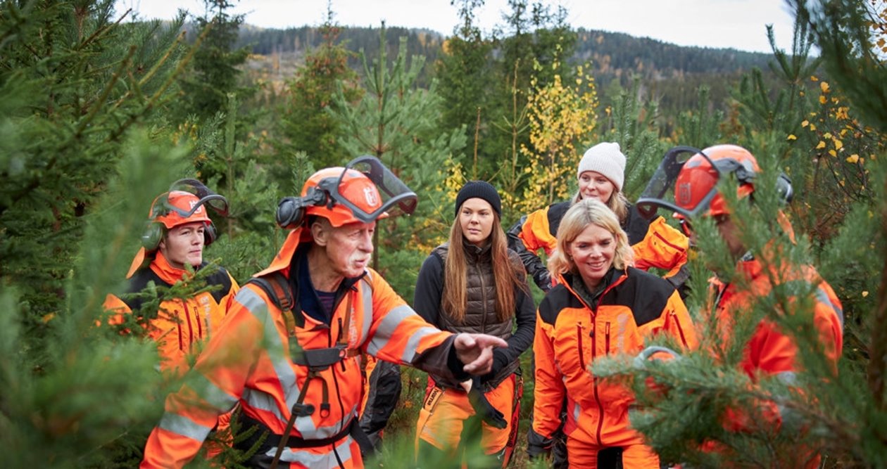 Bild från reportage med Anders Roman, ledamot i Södras styrelse. Södrakontakt nr 4 2019.
Bildtext: Familjedag i Skogen. Till vänster Edvin Jabeskog samt Jan Johansson.

A group of people visiting a forest being led by Anders Roman, a member of Södras board of directors. from Södra Kontakt nr. 4 2019.
Image text: Family day in the forest. 

The two people on the left: Edvin Jabeskog and Jan Johansson.