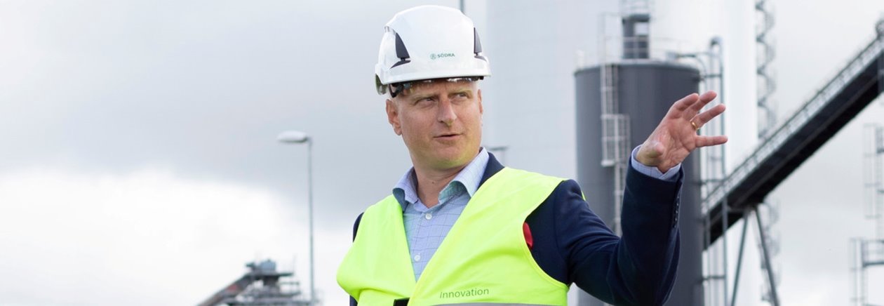 Henrik Brodin står utanför Kalmar Energi. Certifierade fossilfria transporter Energi från skogsprodukter levererade med fossilbränslefria transporter. Leverans till Kalmar Enerig