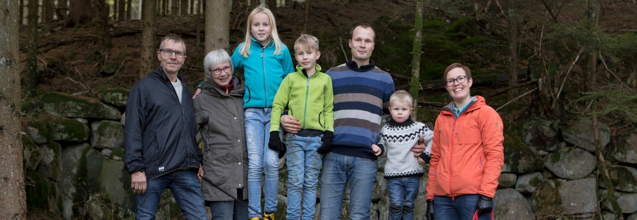 Medlemmsfamilj i skogen. Familjen Arvidsson utanför Falkenberg.