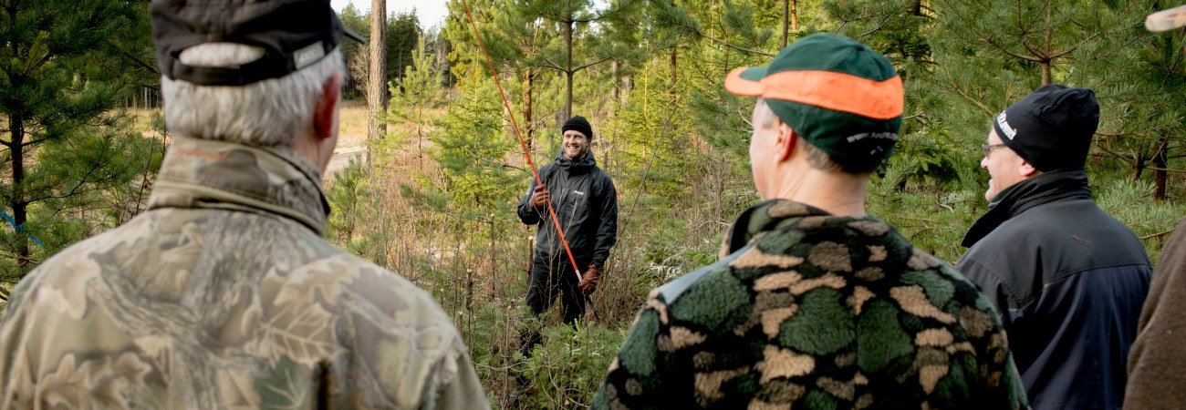 Södraskolan . Grundkurs för skogsägare i skogen utanför Vara. Kursledaren Lars Nilsson i Orangejacka