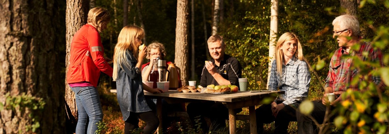 Skogsinspektor medlem 2020. 
Från vänster Katarina Carlsson, Ava Houlihan-Burne (statist), Runa Levinsson, Joakim Carlsson, skogsinspektor Åsa Andersson, Ingemar Levinsson.