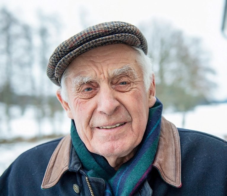 Henrik Jonsson, 92 år, ger sig fortfarande ut i skogen nästan varje dag för att se att allt är som det ska.