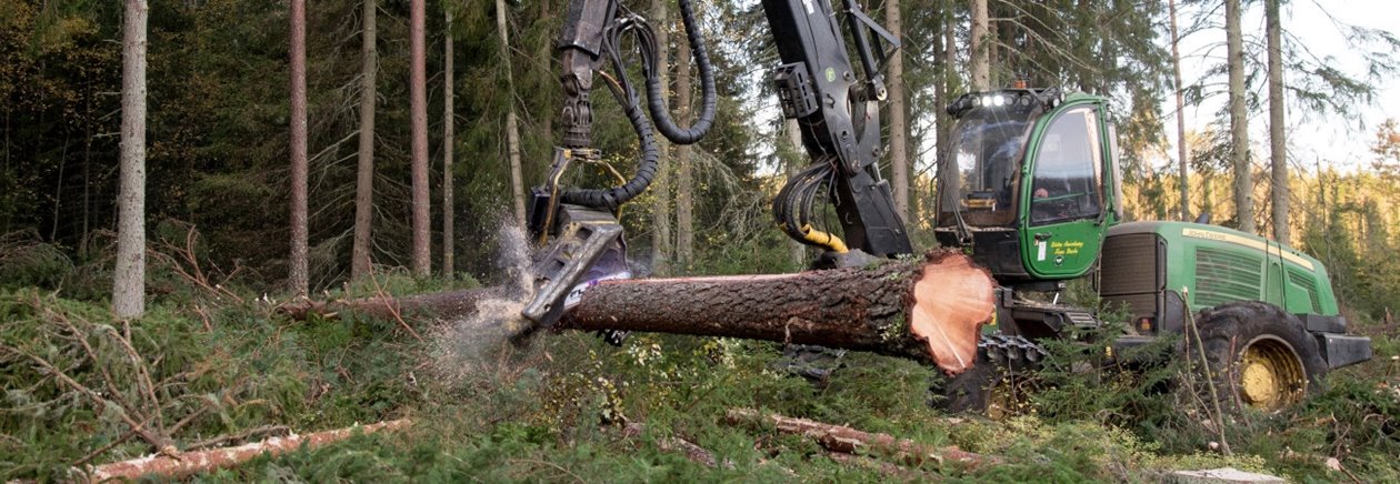 Skördare som apterar virke