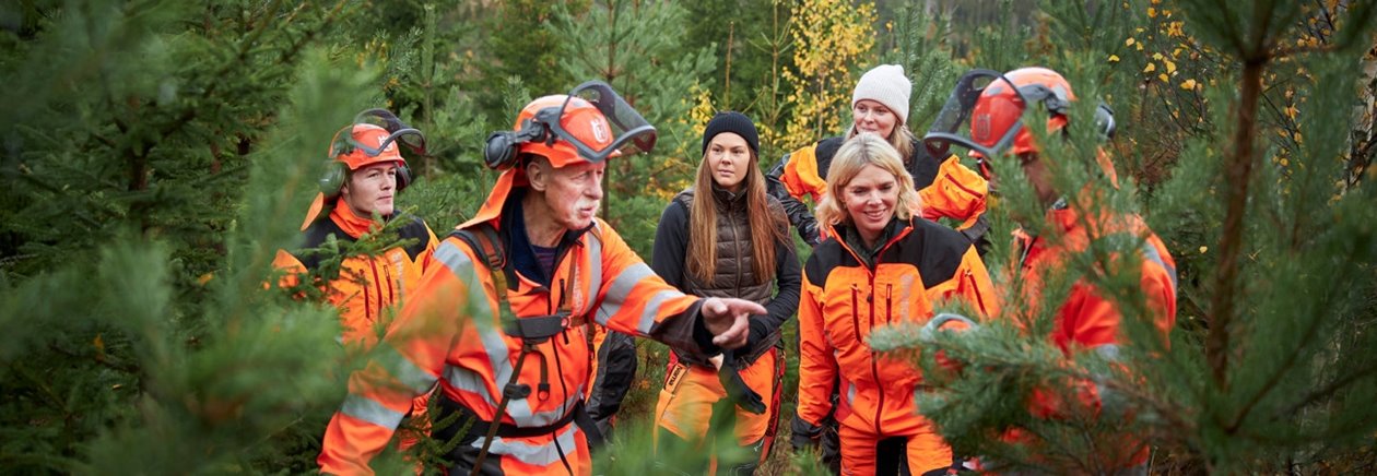 Bild från reportage med Anders Roman, ledamot i Södras styrelse. Södrakontakt nr 4 2019.
Bildtext: Familjedag i Skogen. Till vänster Edvin Jabeskog samt Jan Johansson.

A group of people visiting a forest being led by Anders Roman, a member of Södras board of directors. from Södra Kontakt nr. 4 2019.
Image text: Family day in the forest. 

The two people on the left: Edvin Jabeskog and Jan Johansson.