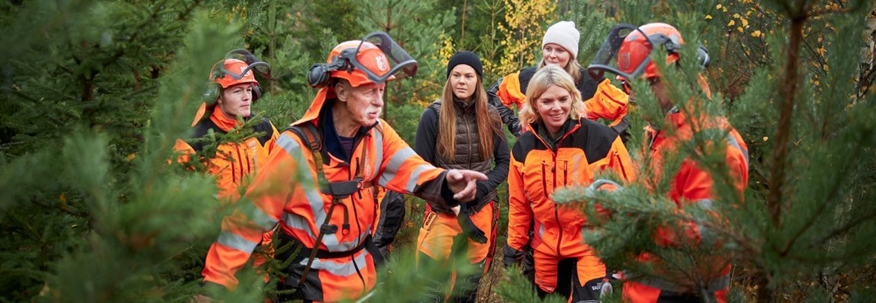 Bild från reportage med Anders Roman, ledamot i Södras styrelse. Södrakontakt nr 4 2019.
Bildtext: Familjedag i Skogen. Till vänster Edvin Jabeskog samt Jan Johansson.

A group of people visiting a forest being led by Anders Roman, a member of Södras board of directors. from Södra Kontakt nr. 4 2019.
Image text: Family day in the forest. 

The two people on the left: Edvin Jabeskog and Jan Johansson.