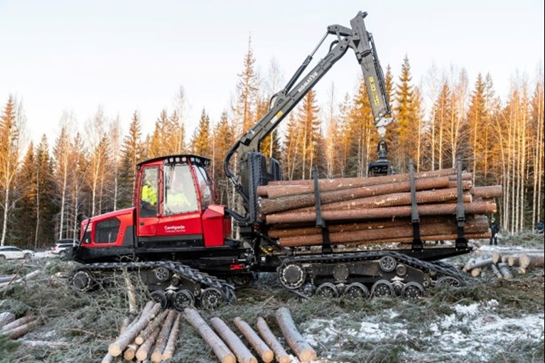 Centipede. En ny typ av skogsmaskin kör just nu omkring i de svenska skogarna. Den kombinerar skonsamhet, ökad produktivitet samt förbättrad förarmiljö och är ett resultat av ett stort samverkansprojekt som pågått sedan 2019. Konceptmaskinen kallas Centipede och har utvecklats av åtta svenska skogsbolag, däribland Södra, och en skogsmaskintillverkare.