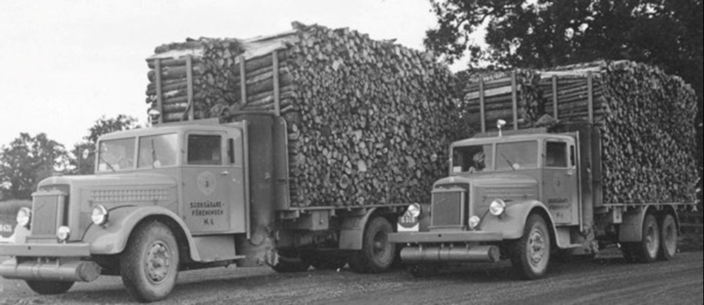 Brännved var det stora sortimentet under början av 1940-talet. På bilden syns två av Södras gengasdrivna lastbilar inköpta 1941.