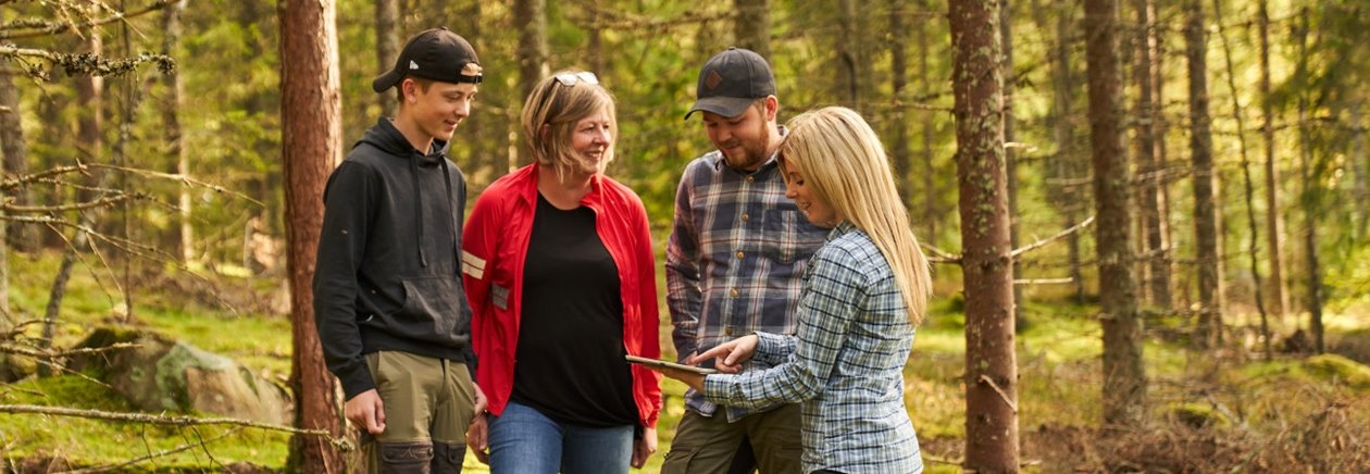 Skogsinspektor medlem 2020. 
Från vänster Simon Carlsson, Katarina Carlsson, Albin Carlsson, skogsinspektor Åsa Andersson