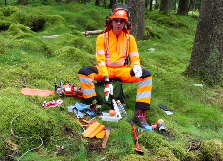 Säkerhet vid avverkning av granbarkborreskadade träd. Utrustning som bör användas för att på ett säkert sätt arbeta motormanuellt i skogen. Säkerhetsinstruktör Säker Skog.