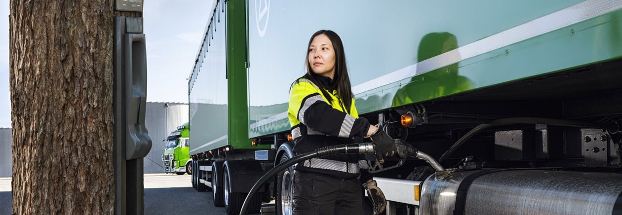 Kvinna tankar en lastbil med biodrivmedel från skogen Södra Cell Bioproducts