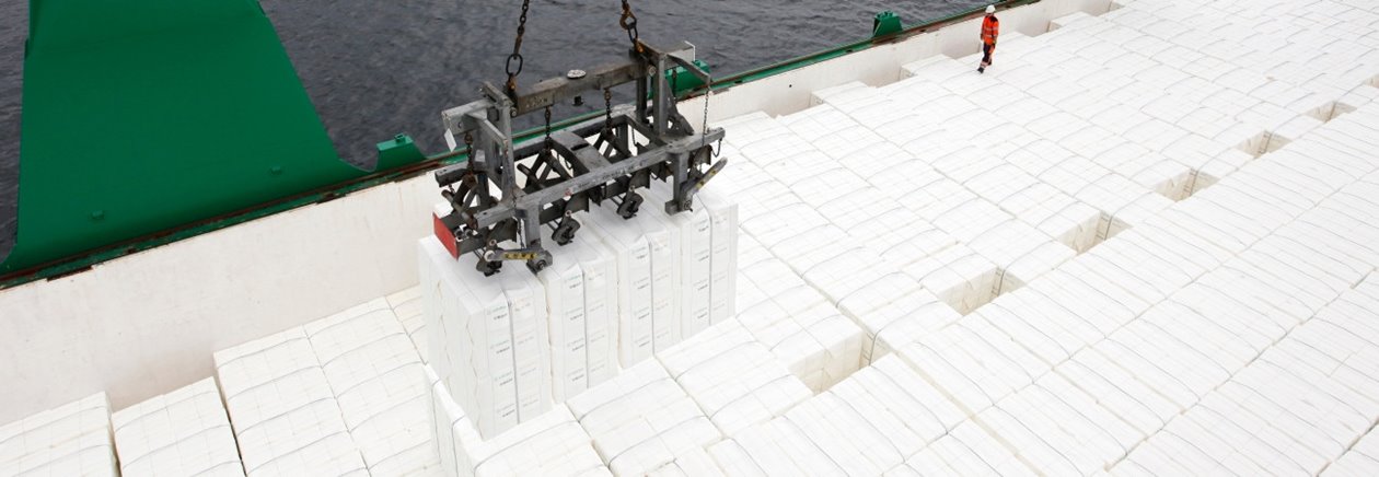 lastning av pappersmassa på Södras båt Timbus

loading paper pulp bales on Södra's ship, Timbus