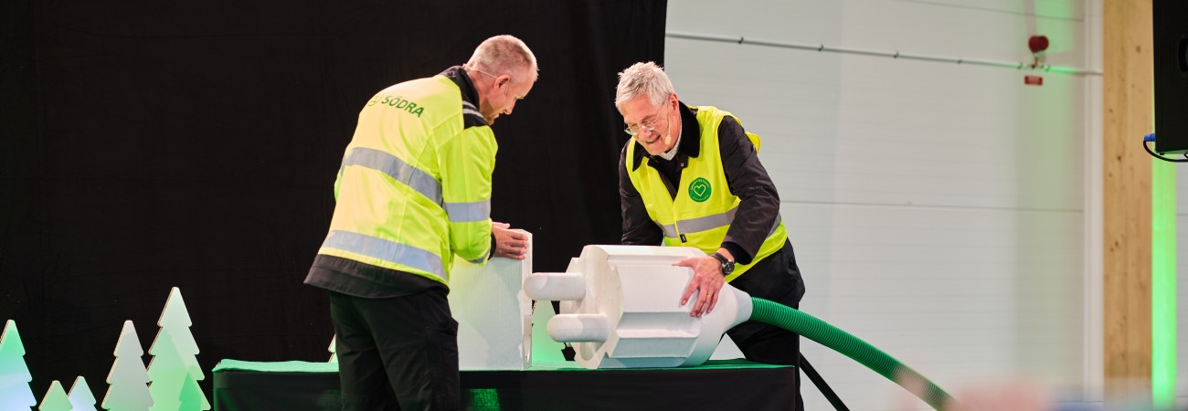 Invigning fryslagret Falkenberg Peter Karlsson verksamhetschef Falkenberg och Magnus Hall ordförande i Södra inviger fryslagret i Falkenberg