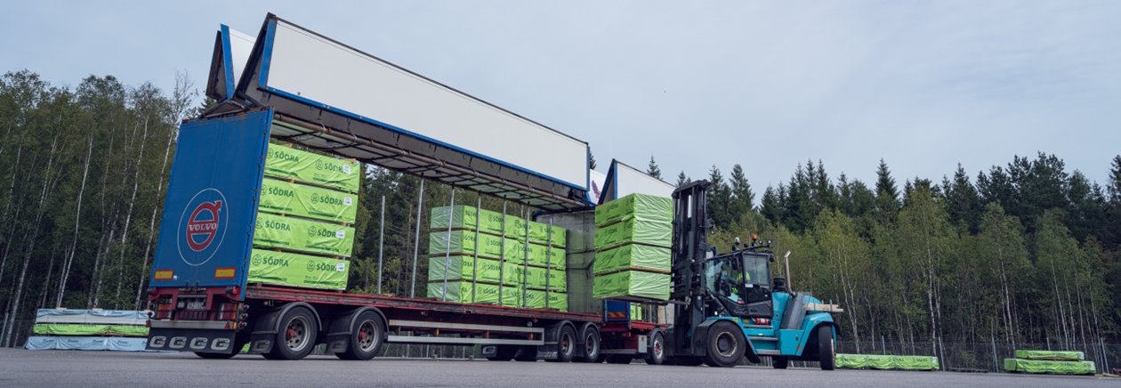 Södra Wood Långasjö Truck lastar virkespaket på trailer för inrikestransport