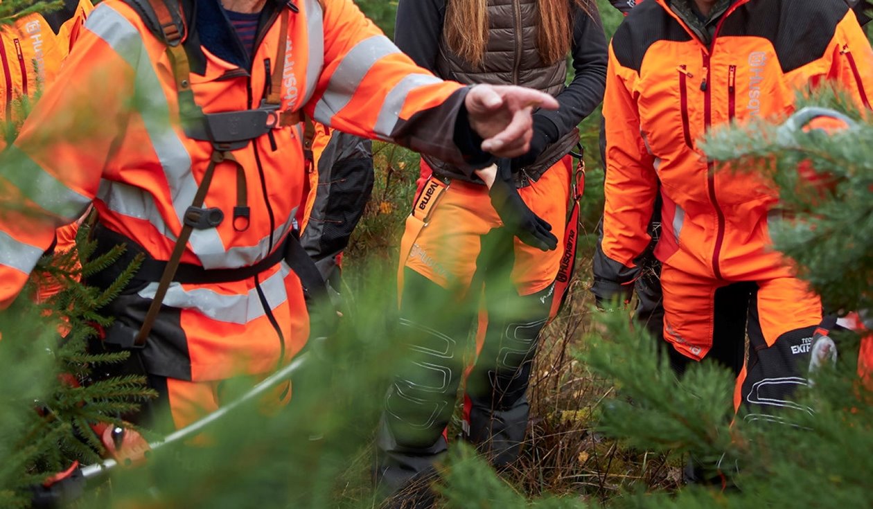 Bild från reportage med Anders Roman, ledamot i Södras styrelse. Södrakontakt nr 4 2019.
Bildtext: Familjedag i Skogen. Till vänster Edvin Jabeskog samt Jan Johansson.

A group of people visiting a forest being led by Anders Roman, a member of Södras board of directors. from Södra Kontakt nr. 4 2019.
Image text: Family day in the forest. 

The two people on the left: Edvin Jabeskog and Jan Johansson.