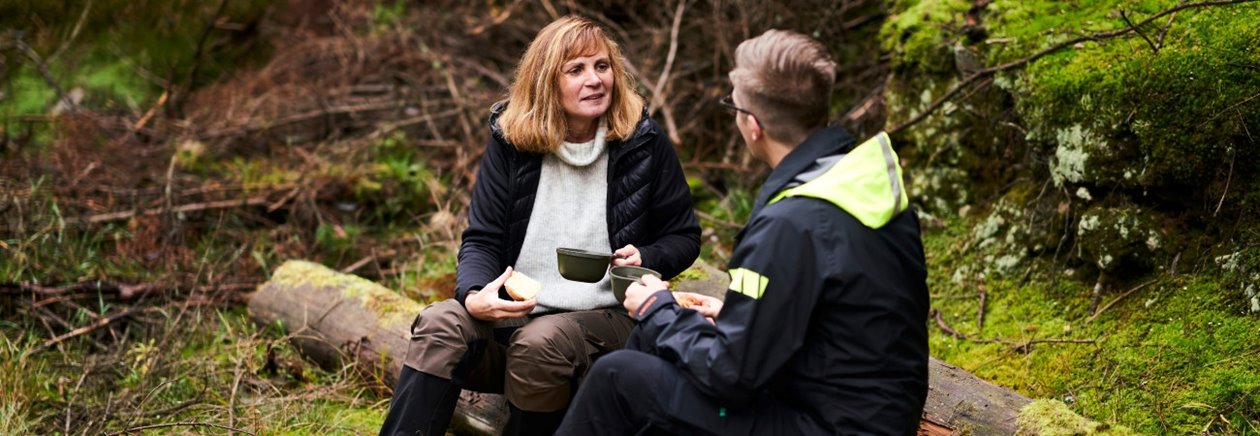 Employer branding Medlem och skogsinspektor fikar ute i skogen