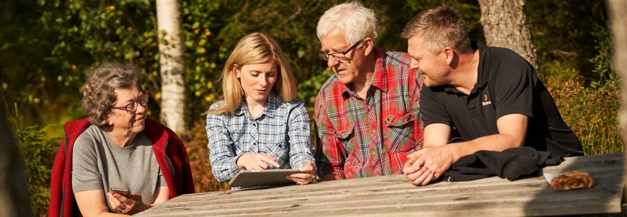 Skogsekonom rådger familj inför generationsskifte