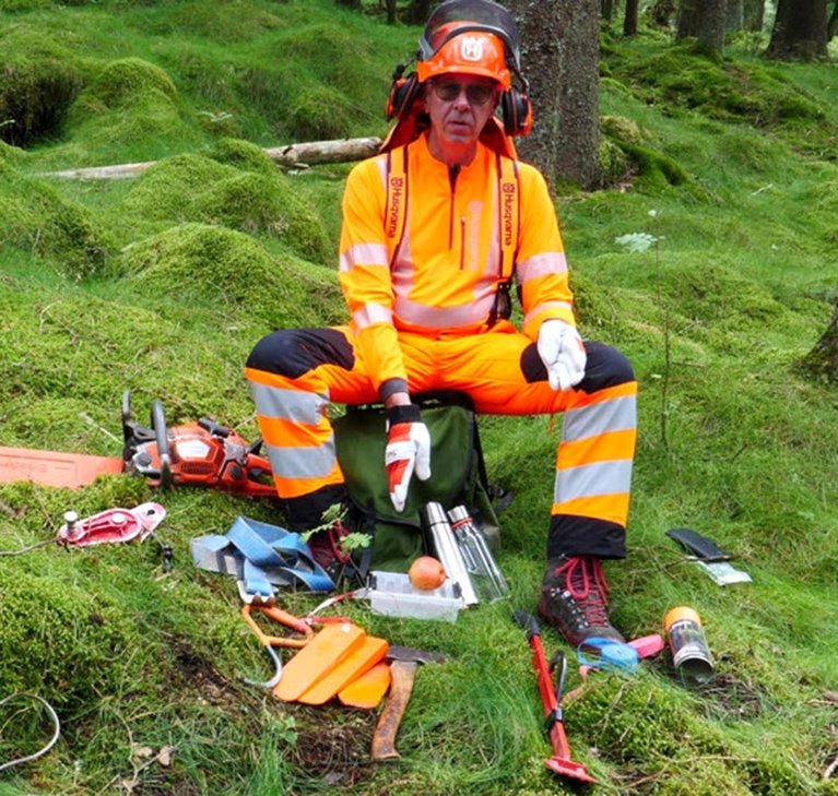 Säkerhet vid avverkning av granbarkborreskadade träd. Utrustning som bör användas för att på ett säkert sätt arbeta motormanuellt i skogen. Säkerhetsinstruktör Säker Skog.