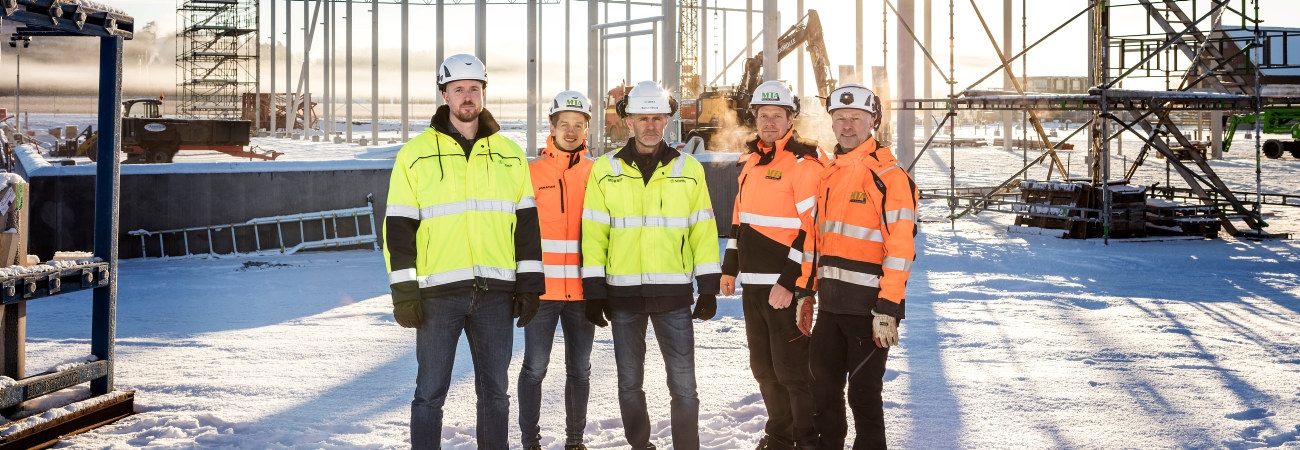 Peter Karlsson, verksamhetschef Södra Skogsplantor, Jonatan Bengtsson, entreprenadingenjör MTA, Marcus Eklund, projektledare Södra, Daniel Numell, platschef bygget, MTA, och Roger Lysebring, arbetsledare MTA.