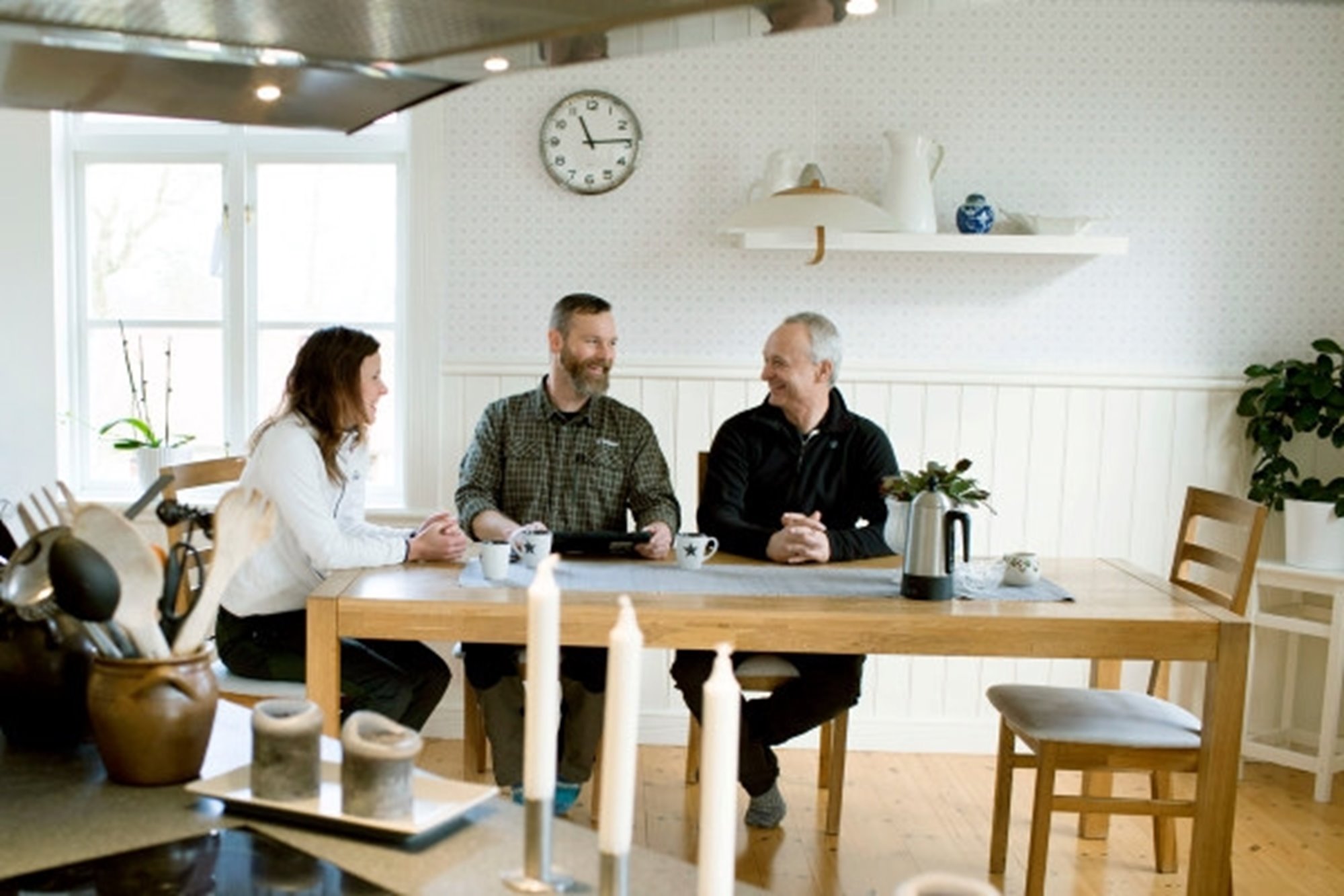 Skogsinspektor och medlem i köket på gården. Fr vänster:  Matilda Wallemyr, skogsinspektor Peter Karlsson och Peter Wallemyr.