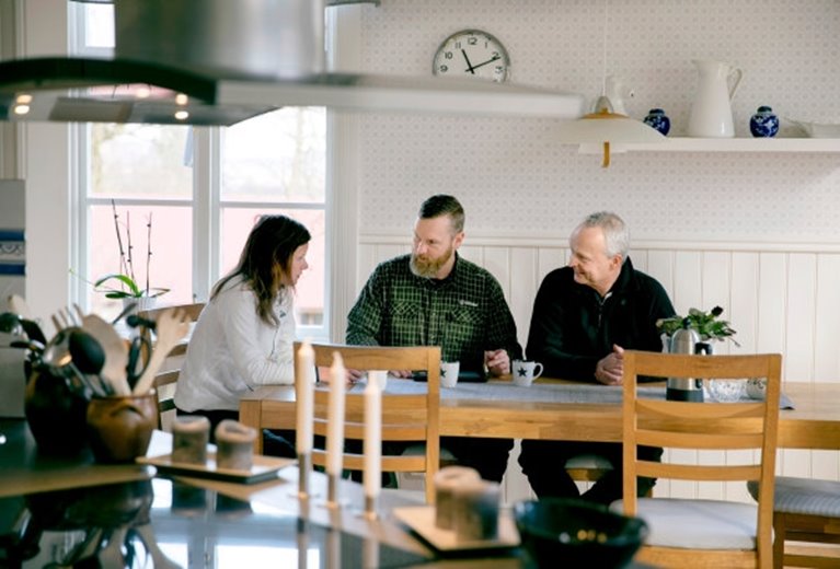 Skogsinspektor och medlem i köket på gården. Fr vänster:  Matilda Wallemyr, skogsinspektor Peter Karlsson och Peter Wallemyr.