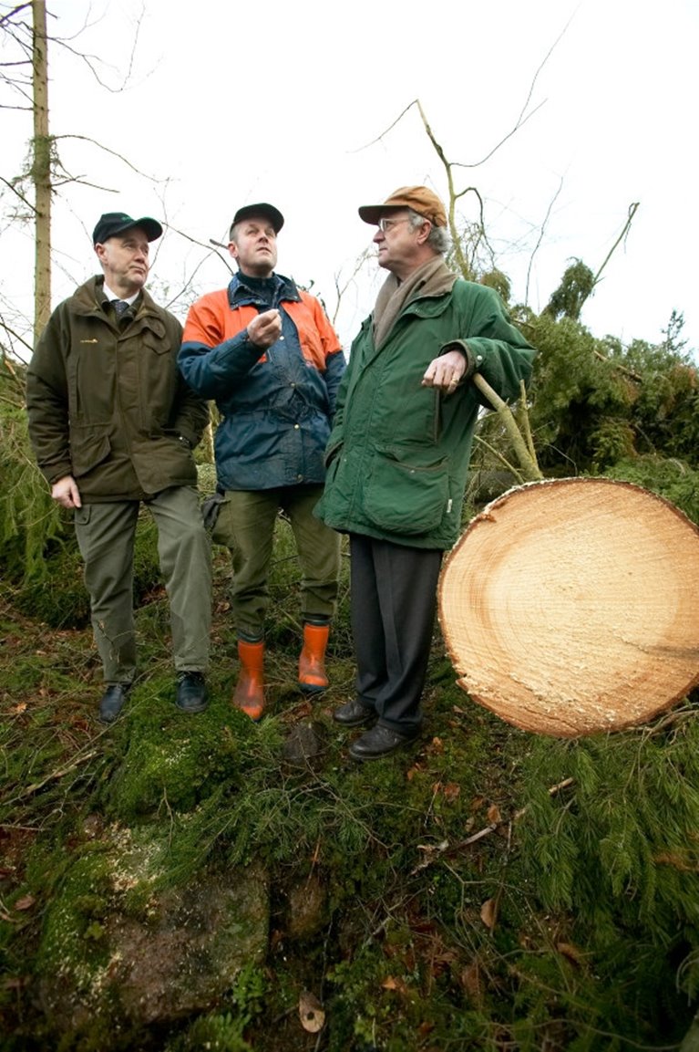 Stormen Gudrun 2005. Kungen på besök hos stormdrabbade medlemmen Mats Helge 13 januari 2005.