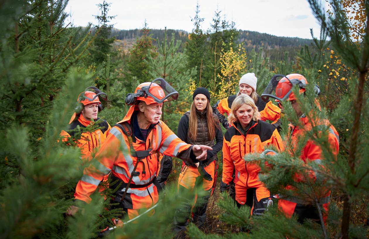 Bild från reportage med Anders Roman, ledamot i Södras styrelse. Södrakontakt nr 4 2019.
Bildtext: Familjedag i Skogen. Till vänster Edvin Jabeskog samt Jan Johansson.

A group of people visiting a forest being led by Anders Roman, a member of Södras board of directors. from Södra Kontakt nr. 4 2019.
Image text: Family day in the forest. 

The two people on the left: Edvin Jabeskog and Jan Johansson.