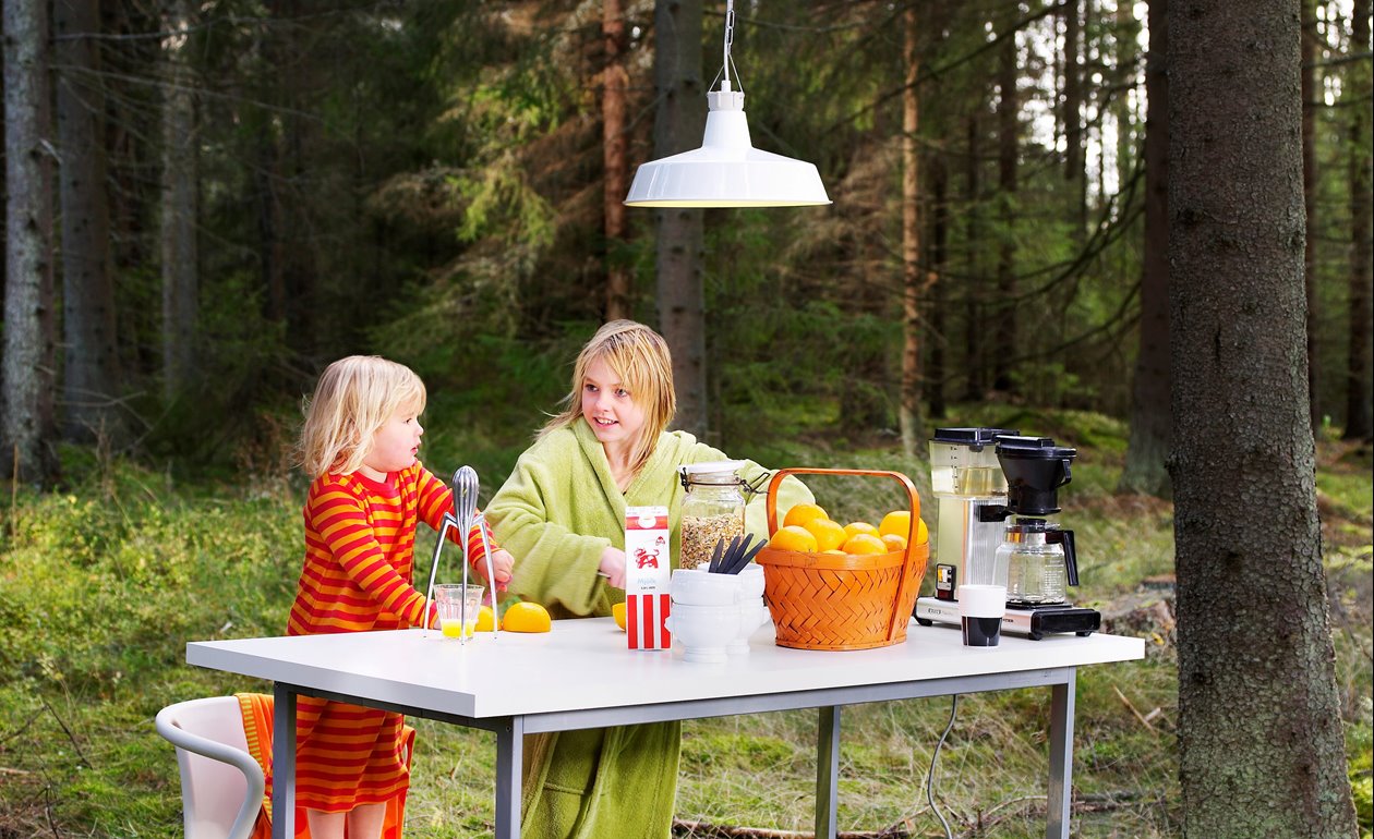 Södra El. Energi. Bild från Södra Els erbjudande till medlemmar och anställda. Frukost i skogen. Frukostbord. Taklampa. Mjölkpaket. Stol. Pall. Barn. Apelsiner. Apelsinpress. Kaffebryggare. Mossa.Trädstam. Korg. Frukostflingor. Morgonrock. Nattlinne.