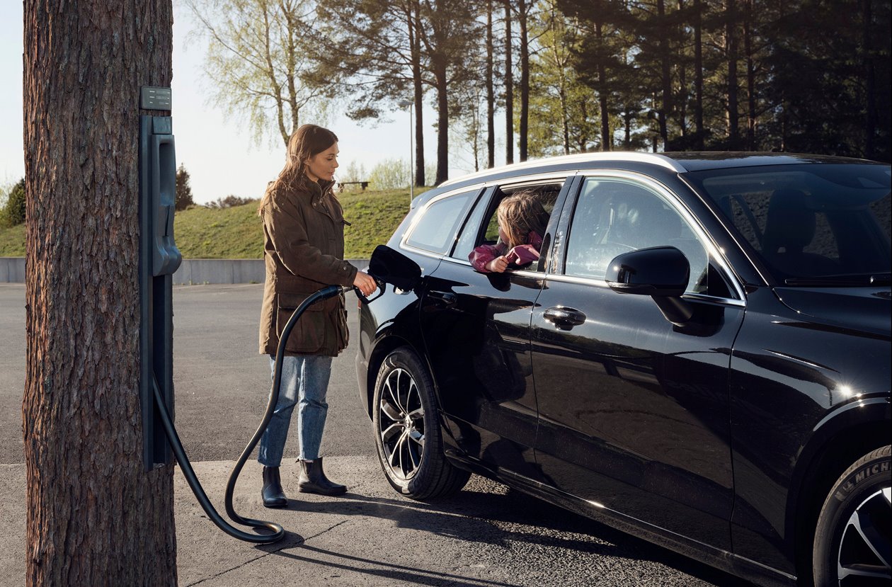 Kvinna tankar en bil med biodrivmedel från skogen Södra Cell Bioproducts