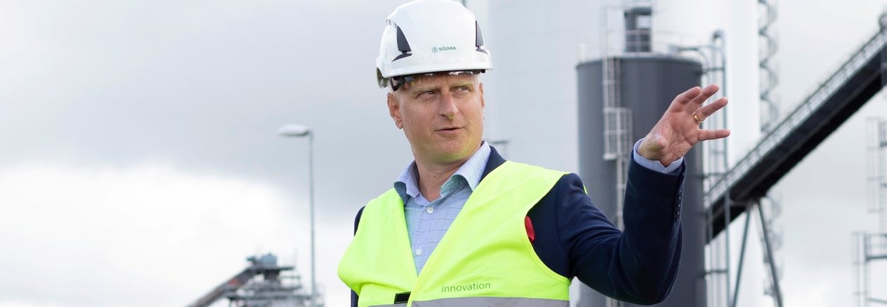 Henrik Brodin står utanför Kalmar Energi. Certifierade fossilfria transporter Energi från skogsprodukter levererade med fossilbränslefria transporter. Leverans till Kalmar Enerig