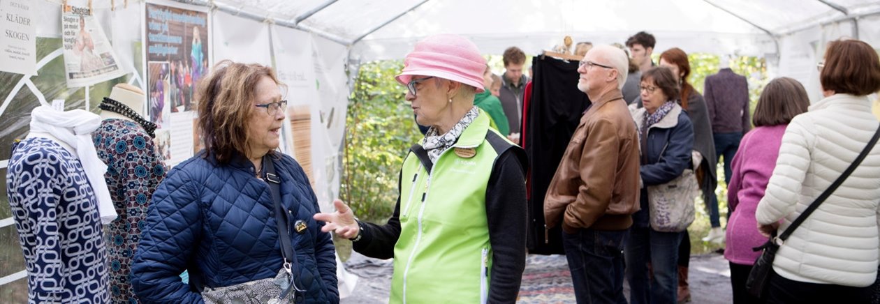 Skogsslinga på Skedemosse gård (söder om Köpingsvik på Öland) Tält med textilier från skogen. Elna-Brith af Wåhlberg (i rosa hatt) pratar med Ulla Pettersson (medlem i Södra med en skogsfastighet i Söderåkra vid Torsås).