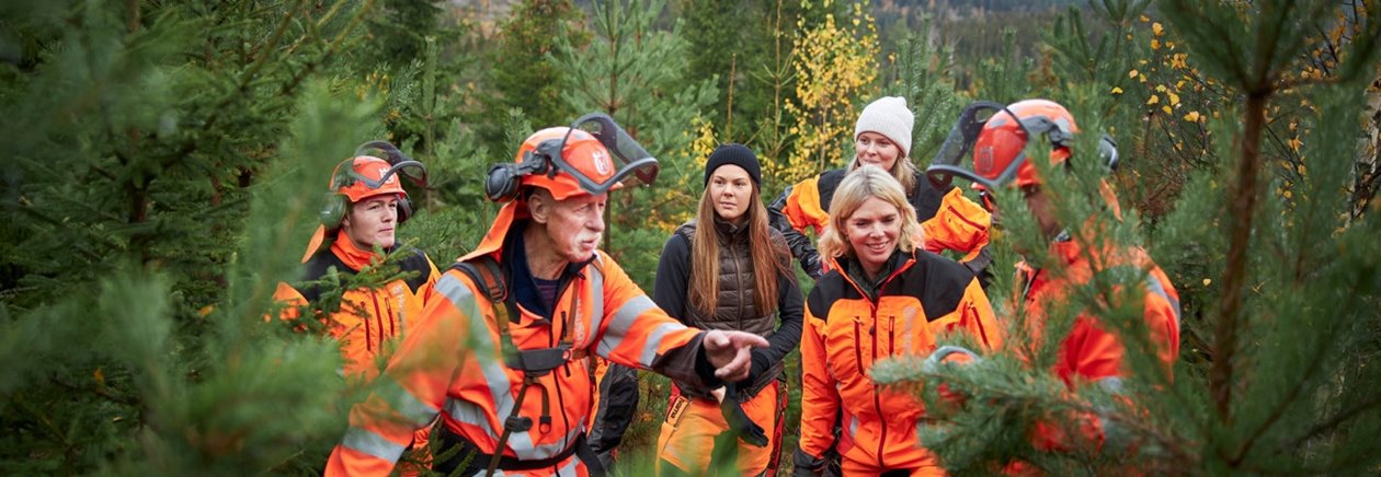 Bild från reportage med Anders Roman, ledamot i Södras styrelse. Södrakontakt nr 4 2019.
Bildtext: Familjedag i Skogen. Till vänster Edvin Jabeskog samt Jan Johansson.

A group of people visiting a forest being led by Anders Roman, a member of Södras board of directors. from Södra Kontakt nr. 4 2019.
Image text: Family day in the forest. 

The two people on the left: Edvin Jabeskog and Jan Johansson.