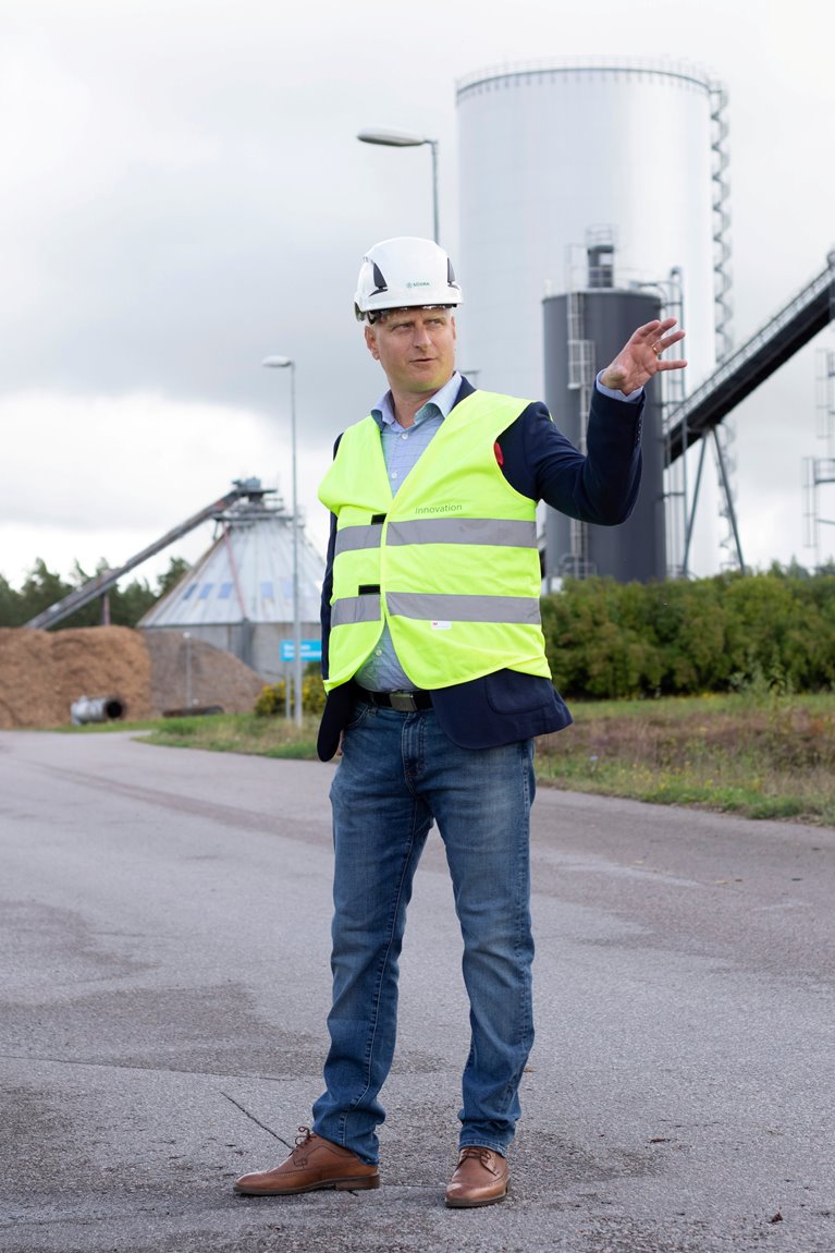 Henrik Brodin står utanför Kalmar Energi. Certifierade fossilfria transporter Energi från skogsprodukter levererade med fossilbränslefria transporter. Leverans till Kalmar Enerig