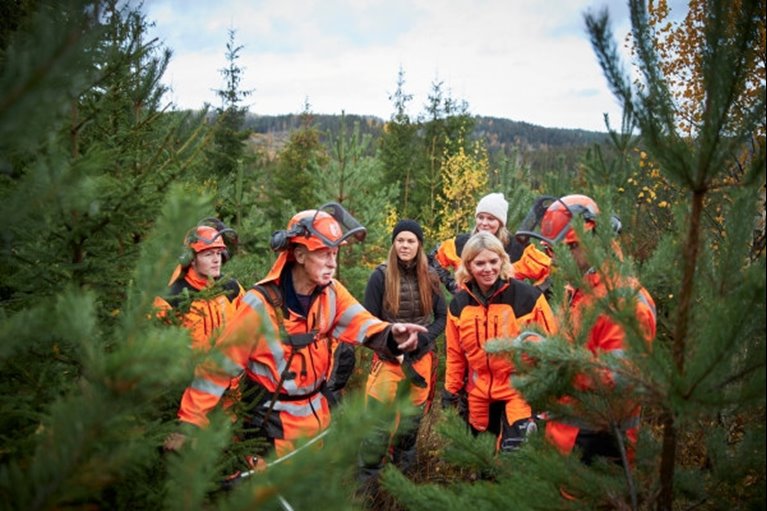 Bild från reportage med Anders Roman, ledamot i Södras styrelse. Södrakontakt nr 4 2019.
Bildtext: Familjedag i Skogen. Till vänster Edvin Jabeskog samt Jan Johansson.

A group of people visiting a forest being led by Anders Roman, a member of Södras board of directors. from Södra Kontakt nr. 4 2019.
Image text: Family day in the forest. 

The two people on the left: Edvin Jabeskog and Jan Johansson.