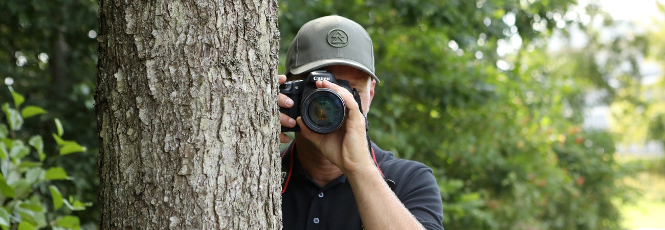 Bilder på Mattias Strömberg som fotograferar.