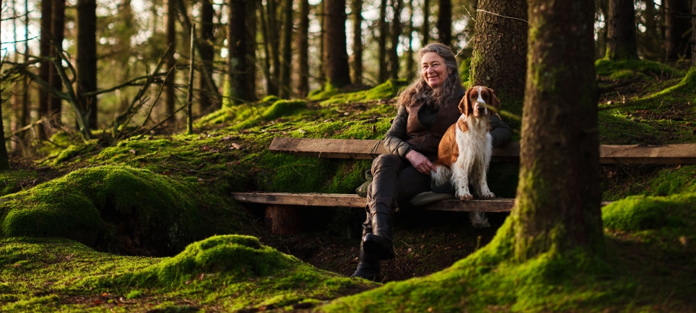 Södra medlem med hund i skogen