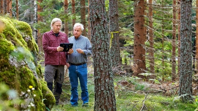 Inspektor Erik Alne och medlemmen Sven Olsson på hans ägor i Söderköping.