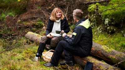 Employer branding Medlem och skogsinspektor fikar ute i skogen