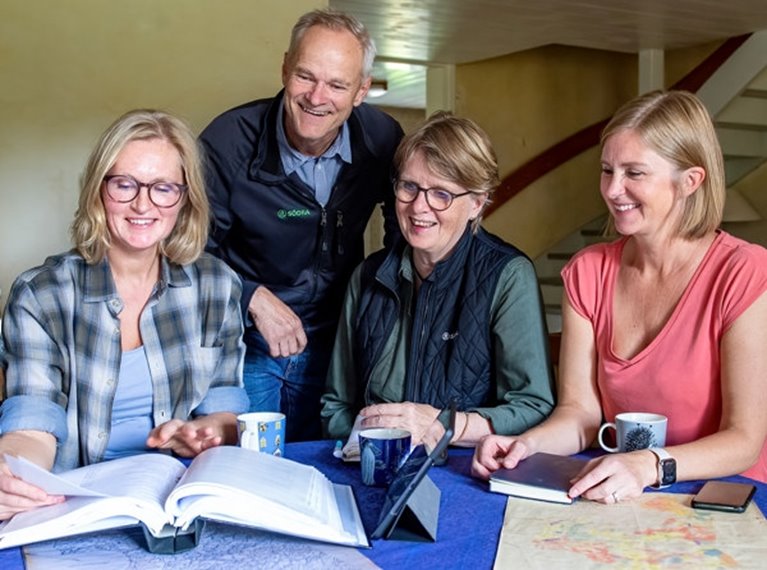 Tryggt med helhetsrådgivning för nya generationen i Råryd.
Syskonen Olof Bachman, Maria Balint och Karin Sagnia har under det senaste året tagit sina första steg som helt nya skogsägare och fått
lära sig mycket om både skogen och ekonomin. De har tagit över fastigheten Råryd av föräldrarna Monica och Karl-Olof Persson och
är nu tolfte generationen som brukar gården.