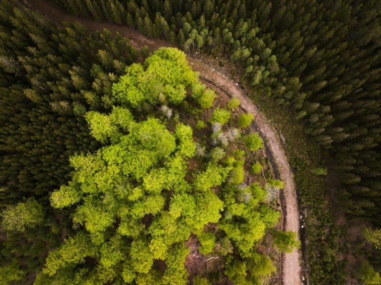 Foto på Mats Helge och Agneta Helge, samt deras fastighet i Sännås Höjden Smålandsstenar